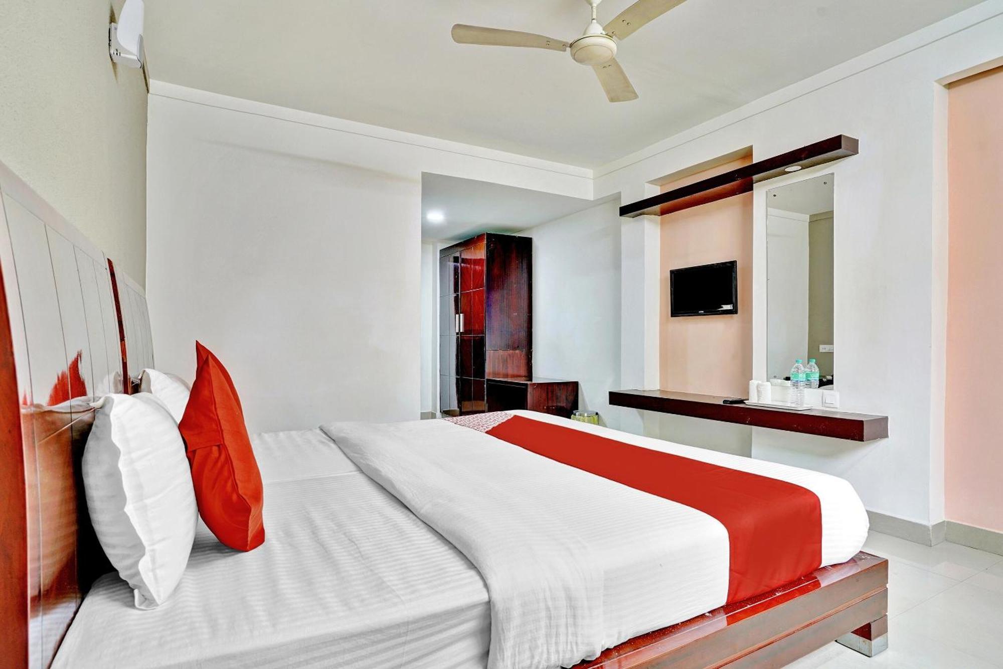 Hotel O Aec Residency Mararikulam Bagian luar foto