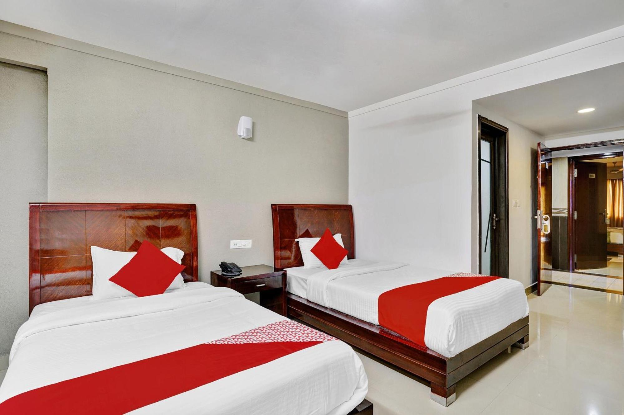 Hotel O Aec Residency Mararikulam Bagian luar foto