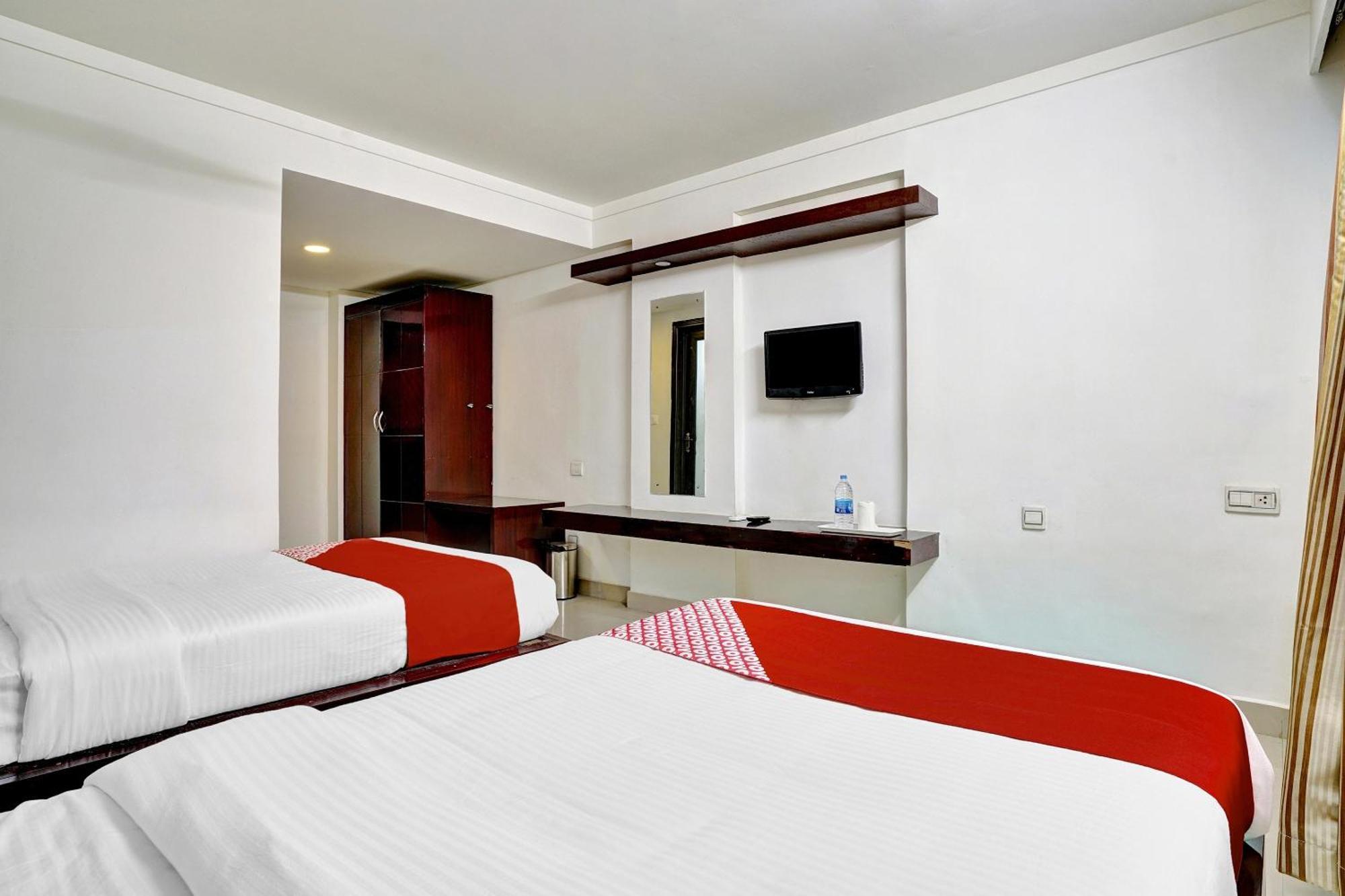 Hotel O Aec Residency Mararikulam Bagian luar foto