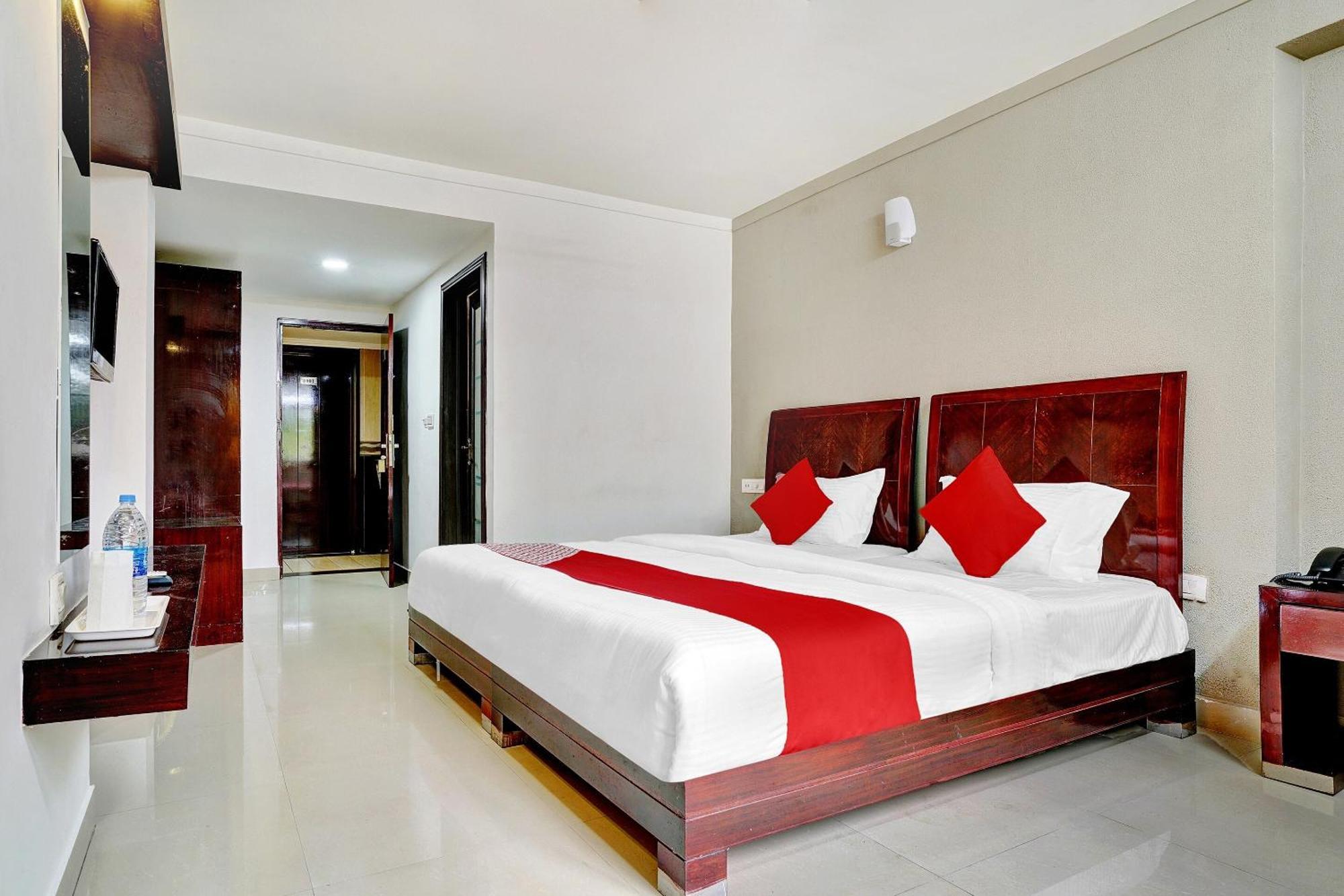 Hotel O Aec Residency Mararikulam Bagian luar foto
